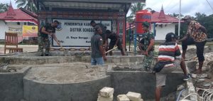 Satgas Yonif 754 Bantu Buat Taman dan Kolam di Kantor Distrik Bonggo