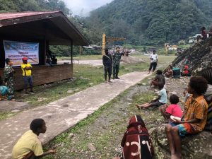 Berikan Rasa Aman dan Nyaman, Satgas Yonif 754 Kawal Pembagian BLT di Kampung Beanegogom