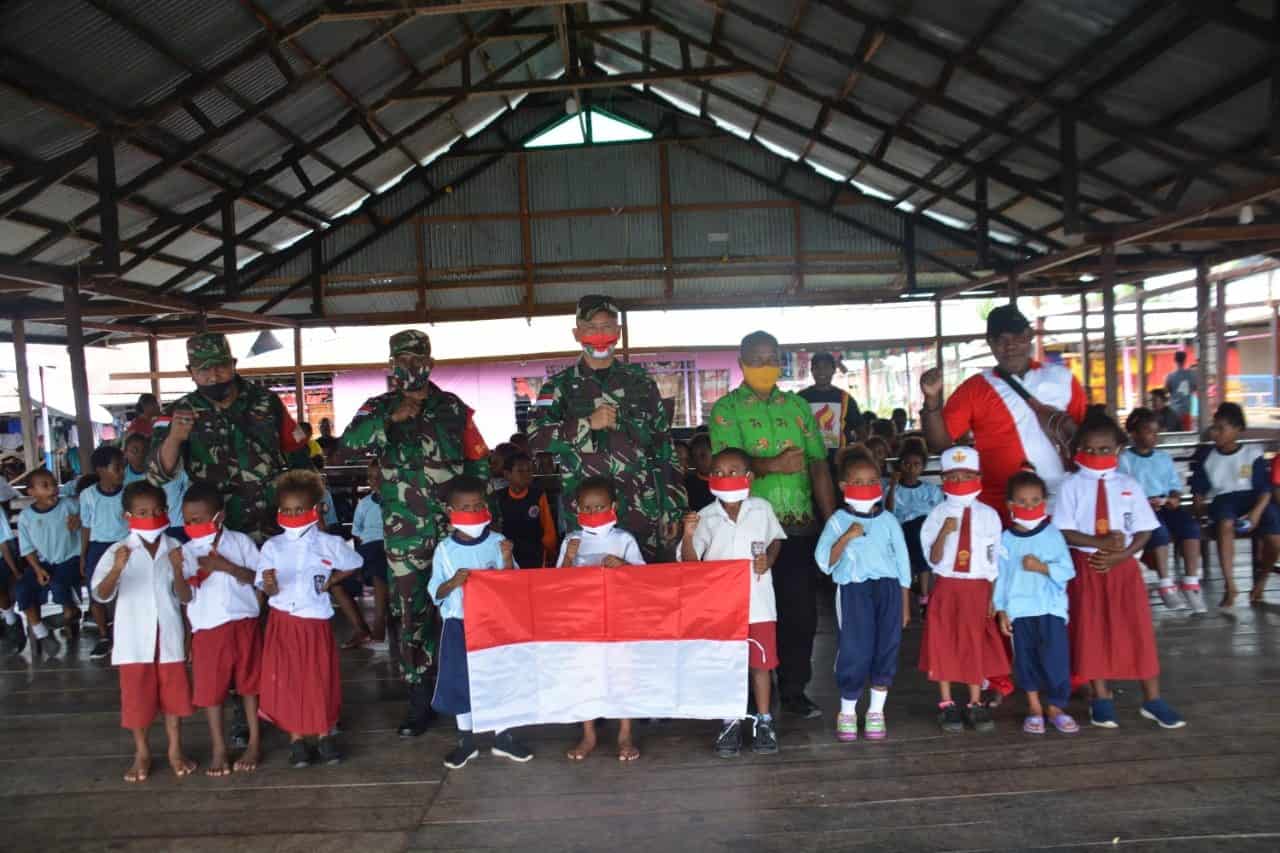 Peduli dan Sayang Anak Papua, Korem 172/PWY Bantu Perlengkapan Sekolah Pelajar Sentani