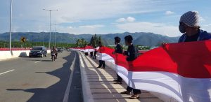 Bentangkan Bendera 1,5 Km di Jembatan Youtefa, Satukan Seluruh Elemen Masyarakat