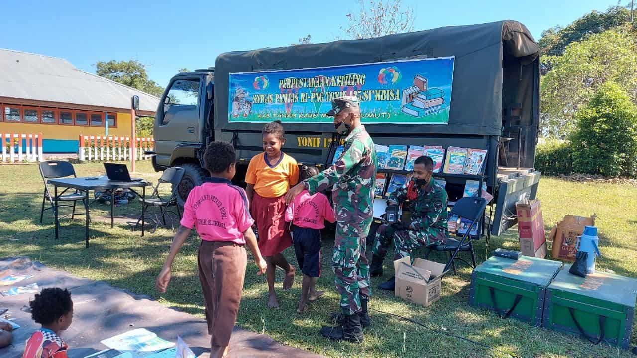 Keceriaan Anak-Anak Perbatasan Disambangi Perpustakaan Keliling Satgas Yonif 125/Si’mbisa