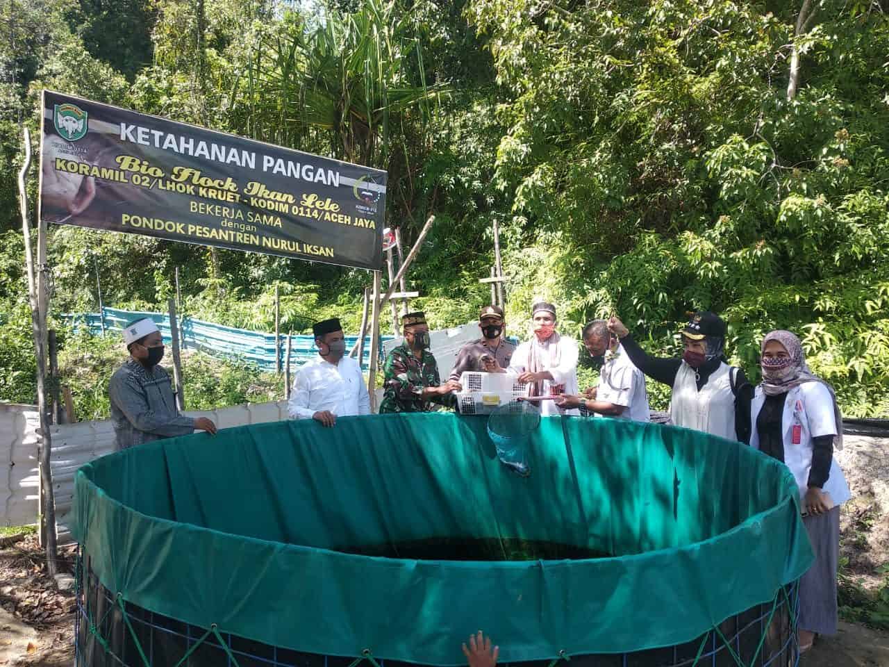 Pesantren Nurul Ikhsan Panen Perdana Lele di Kolam Bioflok Kodim Aceh Jaya