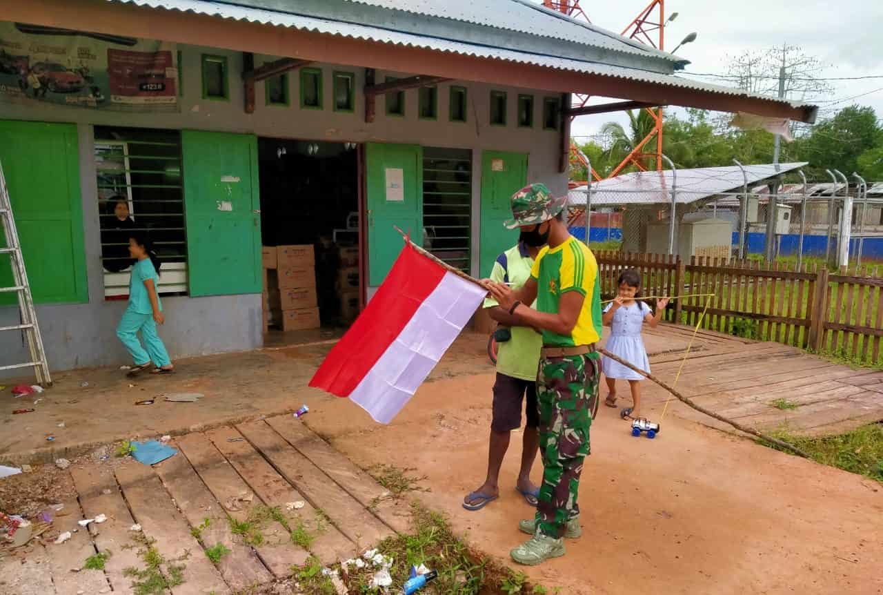 Jelang HUT Kemerdekaan RI ke-75, Satgas 754 Kostrad Ajak Warga Kimam Pasang Bendera Merah Putih