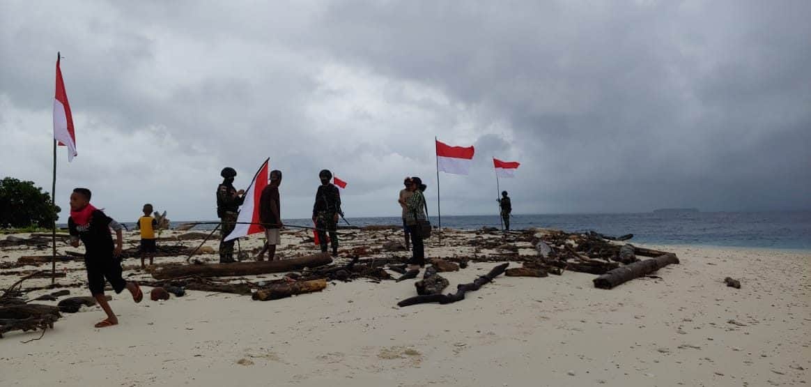 Lewati Laut Pasifik, Satgas 754 Kostrad gelar pengobatan gratis dan bantu warga serta memerah putihkan Pulau Anus