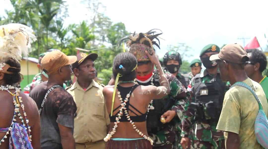 Warga Kibay Sambut Dansatgas Yonif 413 Dengan Tarian Suling Tambur