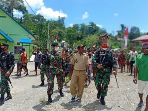 Warga Kibay Sambut Dansatgas Yonif 413 Dengan Tarian Suling Tambur