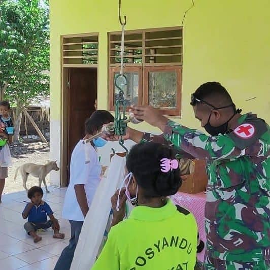 Peduli Kesehatan ibu dan Anak, Satgas Yonif RK 744/SYB Gelar Posyandu di NTT