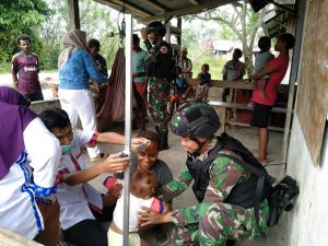 Gelar Bakti Sosial di Kampung Monggoefi, Satgas Pamtas Yonif 312/KH Berikan Layanan Kesehatan