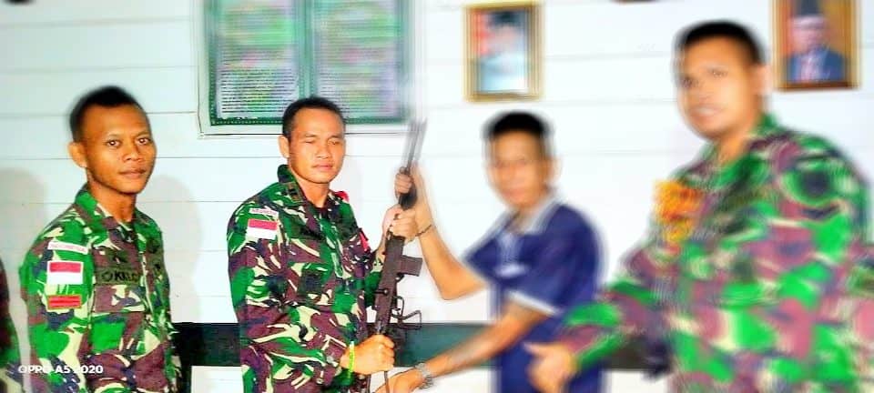 Satgas Pamtas Yonif R 200/Terima Penyerahan Senjata Rakitan Dari Warga