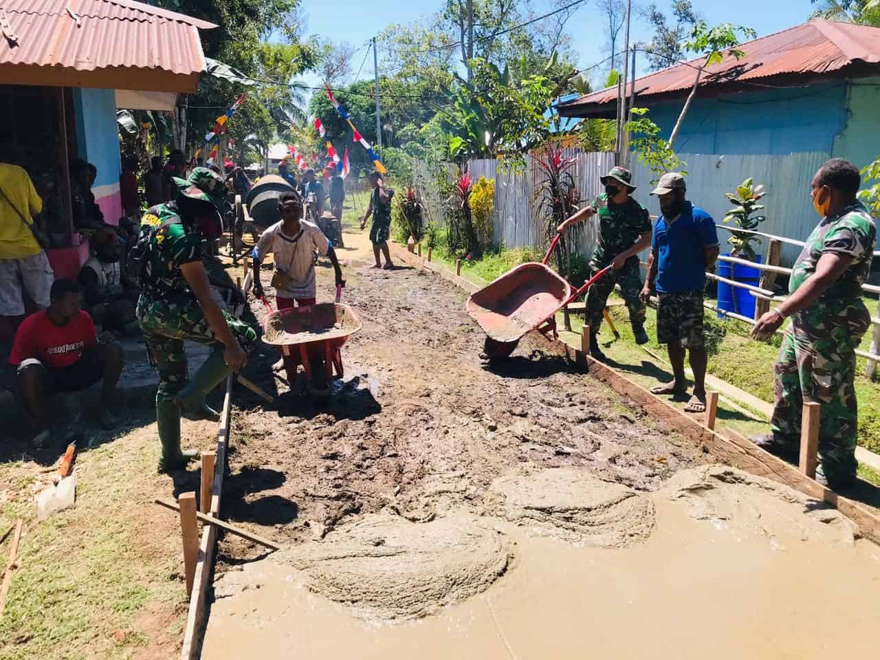 Satgas Yonif 125/Si’mbisa Bersama Warga Kerja Bakti Pengerasan Jalan Di Kampung Rawa Biru