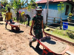 Satgas Yonif 125/Si’mbisa Bersama Warga Kerja Bakti Pengerasan Jalan Di Kampung Rawa Biru