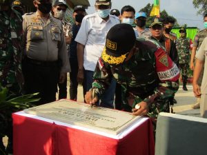 Penghargaan Bagi Pahlawan Pada HUT Ke-75 RI, Satgas Yonif 133/YS Bangun Gapura dan Resmikan TMP Dwikora