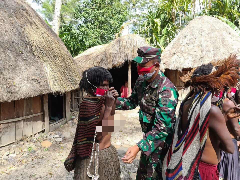 Kunjungi Kodim Jayawijaya, Kasrem 172/PWY Bagikan Masker dan Perlengkapan Sekolah