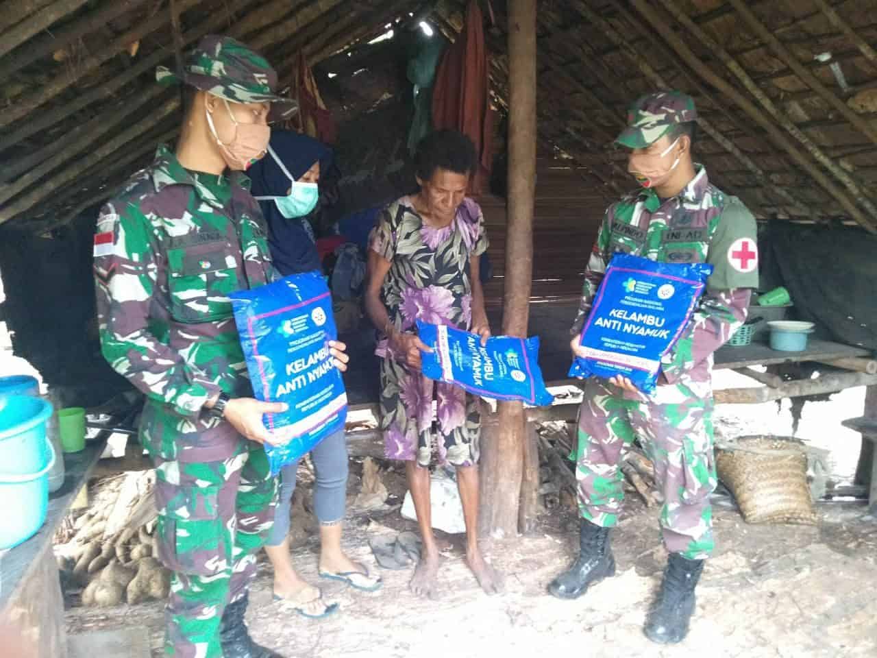 Cegah Malaria dan DBD di Perbatasan, Satgas Yonif 125 Bagikan Kelambu Anti Nyamuk Kepada Warga Yanggandur