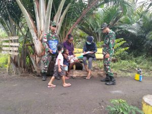 Cegah Malaria dan DBD di Perbatasan, Satgas Yonif 125 Bagikan Kelambu Anti Nyamuk Kepada Warga Yanggandur