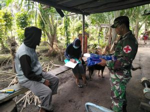 Cegah Malaria dan DBD di Perbatasan, Satgas Yonif 125 Bagikan Kelambu Anti Nyamuk Kepada Warga Yanggandur