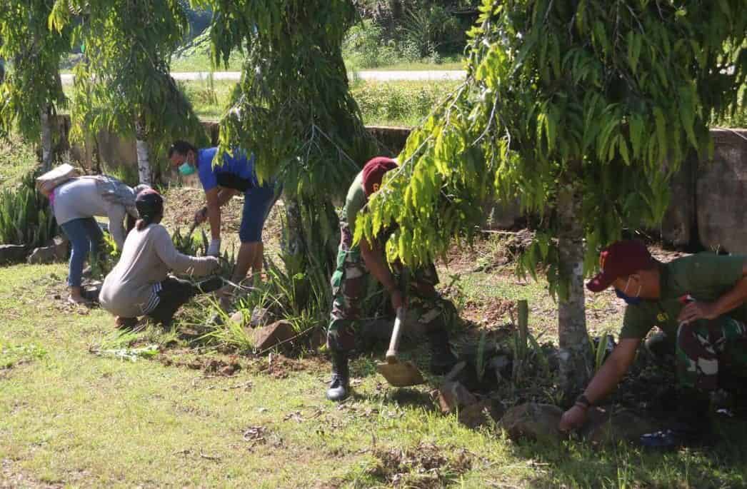 Pelihara Toleransi dan Kebersamaan, Satgas Yonif R 641 Gelar Karya Bakti dan Pembagian Alkitab di Perbatasan