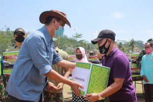 Semangat Berbagi, Kodiklatad Bersama Komunitas IOF Gelar Baksos di Hambalang