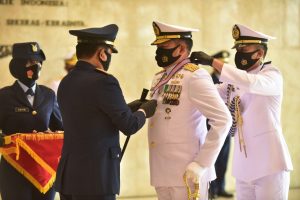 Wakasad Hadiri Penyematan Tanda Kehormatan Bintang Angkatan Kelas Utama oleh Panglima TNI