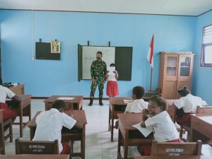 Cerdaskan Generasi Muda Perbatasan, Satgas Yonif 125/Si’mbisa Mengajar Anak-Anak di Toray