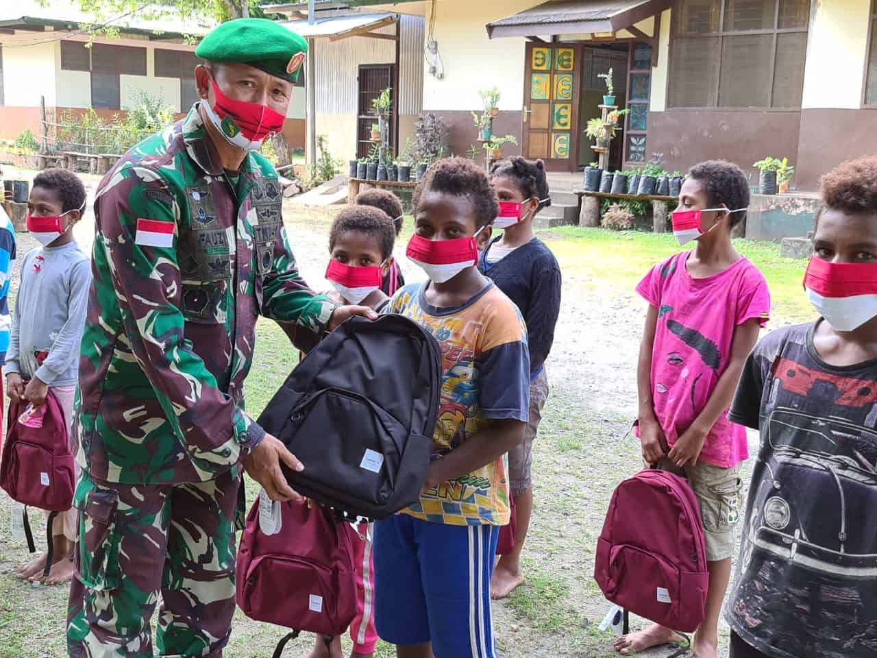 Semangati Generasi Muda Papua, Korem 172/PWY Bagikan Tas Sekolah Untuk Anak Panti Asuhan