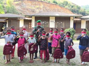 Semangati Generasi Muda Papua, Korem 172/PWY Bagikan Tas Sekolah Untuk Anak Panti Asuhan