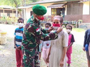 Semangati Generasi Muda Papua, Korem 172/PWY Bagikan Tas Sekolah Untuk Anak Panti Asuhan
