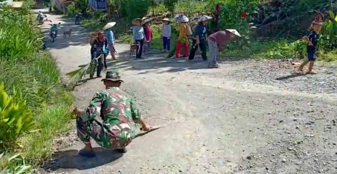 Jaga Kebersihan Lingkungan, Satgas Yonif R 200 Bersama Warga Bersihkan Jalan Desa Long Punjungan