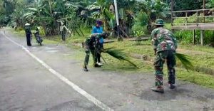 Jaga Kebersihan Lingkungan, Satgas Yonif R 200 Bersama Warga Bersihkan Jalan Desa Long Punjungan