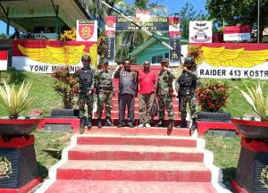 Datangi Satgas Yonif 413, Warga Baburia Serahkan Senpi Rakitan