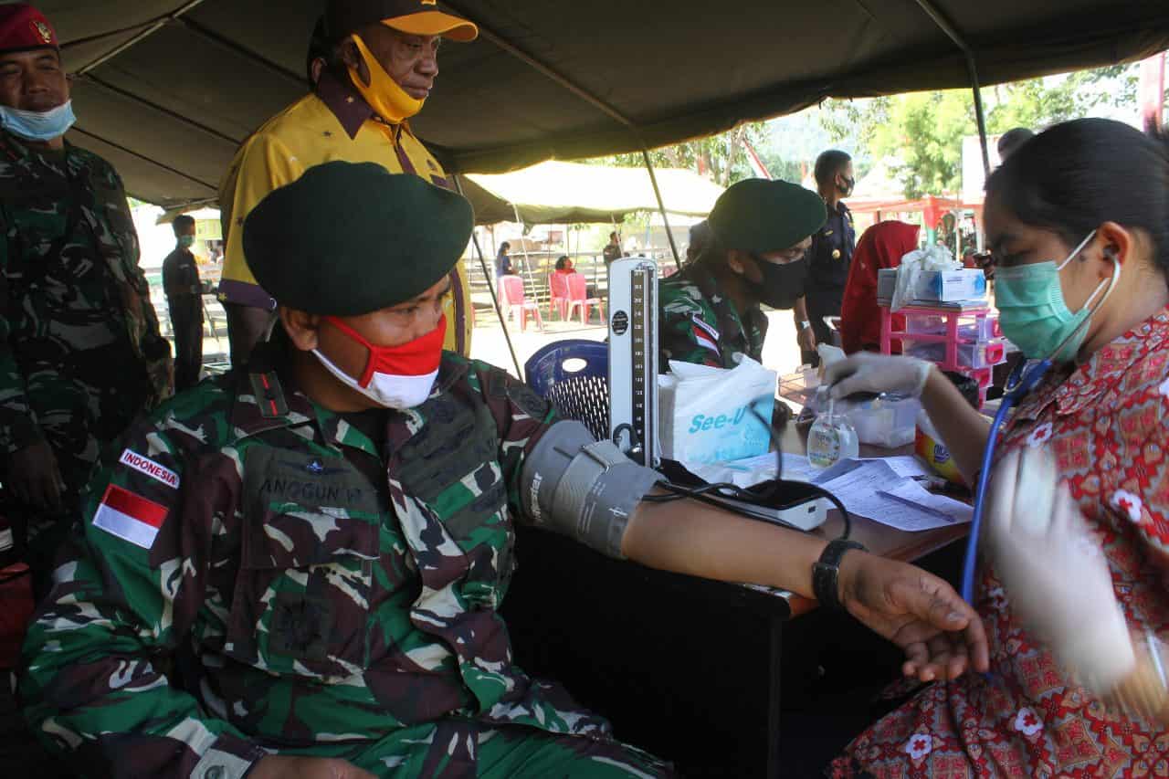 Cukupi Ketersediaan Darah PMI, Satgas Yonif MR 413 Bremoro Gelar Baksos Donor Darah