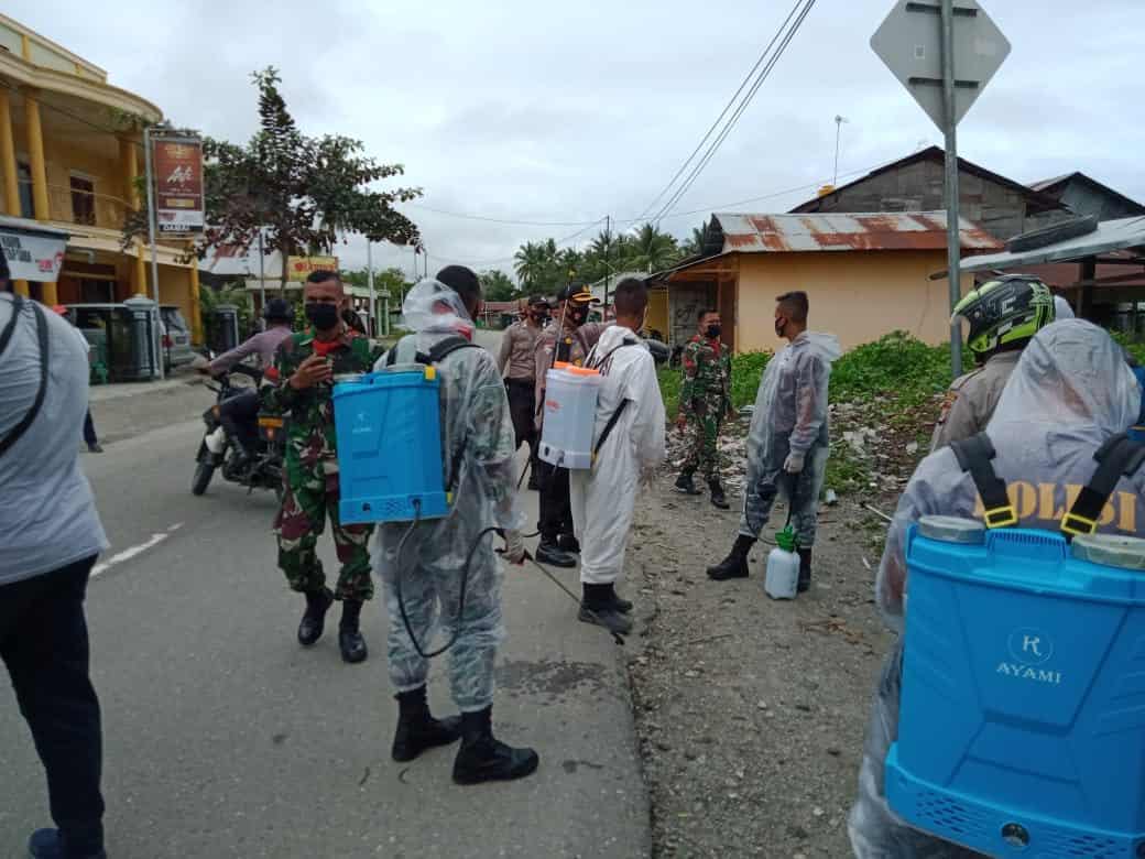 Pahami Keresahan Warga, Satgas Yonif RK 732 Respon Cepat Lakukan Penyemprotan Disinfekan 2