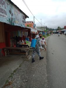 Pahami Keresahan Warga, Satgas Yonif RK 732 Respon Cepat Lakukan Penyemprotan Disinfekan JAKARTA, tniad.mil.id – Memahami keresahan warga di wilayah Maluku akan timbulnya penyebaran Covid-19, Satgas Yonif RK 732/Banau Pos Waisamu SSK II merespon dengan cepat dengan melakukan penyemprotan disinfektan untuk mencegah penyebaran Covid -19. Hal tersebut disampaikan Dansatgas Yonif RK 732/Banau Letkol Inf Suhendar Suryaningrat, S.H., M.Si, dalam rilis resminya di Kotis Waiheru, Maluku, Kamis (24/09/2020). Diungkapkannya, kekhawatiran warga Desa kamal Induk Kecamatan Kairatu Barat, direspon dengan cepat oleh personel Pos Waisamu SSK II, Satgas Yonif RK 732/Banau dengan melakukan penyemprotan di berbagai tempat umum yang sering disinggahi warga. “Penyemprotan Disinfektan ditujukan dengan sasaran yakni Pasar Kaman, pertokoan, rumah warga , warung makan, serta pangkalan ojek. Dengan penyemprotan disinfektan ini diharapkan dapat mengurangi keresahan warga agar tidak terpapar Covid-19, “ terangnya. Satgas Yonif RK 732 yang berada dibawah Komando Pelaksana Operasi (Kolaksops) Korem 151/ Binaiya ini juga menggandeng aparat desa, kepolisian untuk berperan aktif dalam mencegah penyebaran Covid-19 di daerah ini. Lebih lanjut dijelaskan, selain melakukan penyemprotan disinfektan, personelnya juga memberikan edukasi kepada warga untuk berpola hidup sehat, dan menjaga kebersihan lingkungan dengan mematuhi protokol kesehatan ketika beraktivitas di luar rumah. “Kami selalu menghimbau kepada masyarakat untuk selalu menggunakan masker, mencuci tangan dengan sabun dan menjaga kebersihan diri dan lingkungan, laporkan segera bila ada warga yang mengalami kondisi seperti gejala batuk dan suhu badan yang sangat tinggi, agar bisa segera mendapat penanganan medis, “ tukasnya. (Dispenad)