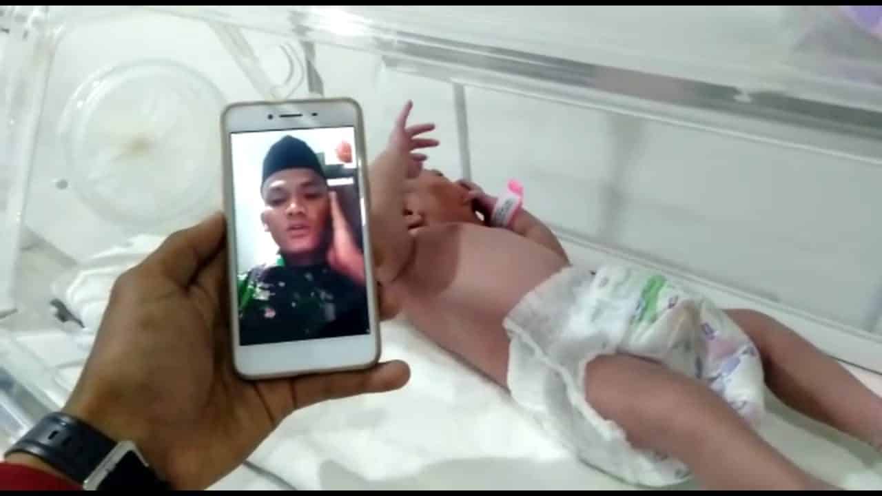 Buah Hati Lahir, Prajurit Satgas Yonif R 413 Mengadzani Putrinya Via Video Call Dari Perbatasan Negara