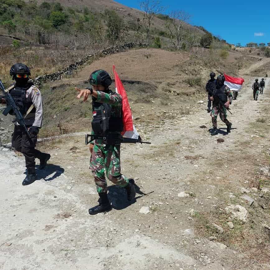 Pastikan Wilayah Perbatasan Kondusif, Satgas Yonif RK 744 bersama Kepolisian Patroli Bersama