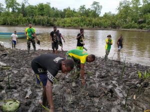 Lestarikan Alam Papua, Satgas Yonif 754 Ajak Masyarakat Menanam Mangrove