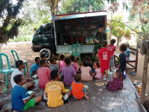 Cerdaskan Anak Bangsa, Perpustakaan Keliling Satgas Yonif 125 Kembali Sambangi Anak Sota