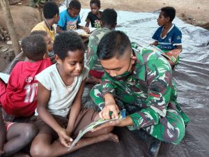 Cerdaskan Anak Bangsa, Perpustakaan Keliling Satgas Yonif 125 Kembali Sambangi Anak Sota