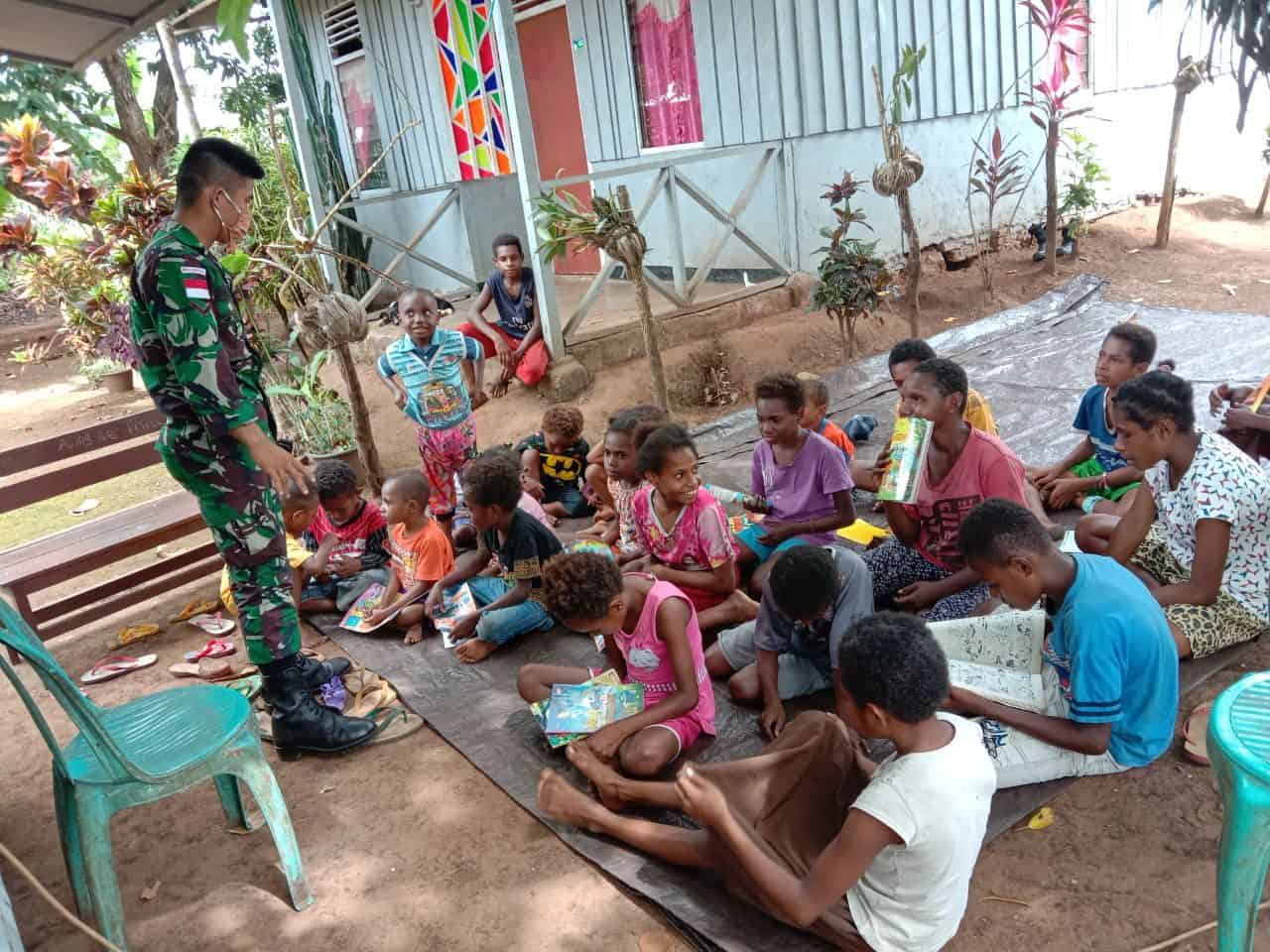 Cerdaskan Anak Bangsa, Perpustakaan Keliling Satgas Yonif 125 Kembali Sambangi Anak Sota