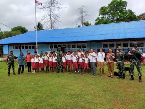 Tanamkan Sikap Disiplin, Satgas Yonif 125 Ajarkan PBB Kepada Siswa-Siswi SD YPK Toray