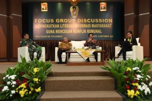 Rendahnya Literasi Informasi Dapat Timbulkan Konflik Komunal JAKARTA, tniad.mil.id- Koordinator Staf Ahli Kasad, Mayjen TNI Ali Hamdan Bogra, S. IP., M. Si., dalam sambutan tertulisnya yang dibacakan oleh Pati Ahli Kasad Tingkat-III Bidang Polkamnas, Mayjen TNI Cahya Komara menegaskan bahwa rendahnya tingkat literasi informasi masyarakat dapat menimbulkan konflik komunal di tengah-tengah masyarakat. Selanjutnya, Koorsahli Kasad menjelaskan bahwa dampak dari konflik tersebut tidak hanya dirasakan oleh pihak yang bertikai, namun juga dirasakan oleh pihak yang tidak terlibat langsung. Konflik komunal antar kelompok masyarakat yang dilakukan secara anarkis dan destruktif menyebabkan keresahan dan mengganggu ketertiban umum, yang muaranya dapat melahirkan ancaman disintegrasi bangsa. Hal tersebut disampaikan pada rangkaian kegiatan Forum Group Discussion (FGD) tentang Meningkatkan Literasi Informasi Masyarakat Guna Mencegah Konflik Komunal, yang diselenggarakan oleh Sahli Kasad, Rabu (15/9), di Pusziad, Matraman Jakarta Timur. “ Potensi ancaman yang berkembang harus dianalisa, dievaluasi dan dipetakan guna merumuskan tindakan pencegahan konflik sejak dini, sebelum konflik berkembang pada eskalasi lebih besar. Dalam konteks ini, TNI AD sebagai bagian integral dari TNI, wajib ikut serta dalam upaya pencegahan konflik komunal di tengah masyarakat dengan pendekatan yang rasional dan proporsional guna mendapatkan simpati, memenangkan hati dan pikiran masyarakat ( winning people’s heart and minds), “ jelas Mayjen Ali Hamdan Bogra dalam sambutan tertulisnya. Dalam Forum diskusi ini menghadirkan tiga narasumber, yakni Direktur Jenderal Informasi dan Komunikasi Publik Kemenkominfo RI Prof. Dr. Widodo Muktiyo, Kasdam XII/Tanjungpura Brigjen TNI Djaka Budhi Utama mewakili Pangdam XII/Tpr, dan Asdep Koordinasi Informasi Publik dan Media Massa Kemenkopolhukam RI Drs. Muztahidin, M.M yang dimoderatori oleh Balqis Manisang dari TV One. Pada kesempatan tersebut, Prof Widodo menjelaskan bahwa karakteristik era post truth dewasa ini, antara lain telah melahirkan suatu kebenaran, fakta dan bukti tidak terlalu penting lagi sepanjang narasi, cerita dan pemikiran diterima berdasarkan kesamaan pandangan, pikiran dan keyakinan. “Dengan begitu, akan tumbuh subur cara-cara manipulatif dan menyihir orang untuk mempercayai berdasarkan prinsip-prinsip di luar penalaran dan akal sehat. Masyarakat adalah konsumen, produsen, sekaligus distributor informasi melalui maraknya media sosial, agar masyarakat tidak kebingungan di tengah era tsunami informasi saat ini perlu adanya orkestrasi tunggal untuk meluruskan arus informasi yang ada, “ ungkap Profesor Widodo. Sementara itu, Kasdam XII/Tanjungpura yang mewakili Pangdam XII/Tpr menguraikan, bahwa masalah yang dihadapi Kodam XII/Tanjungpura dengan kondisi masyarakat yang majemuk, di antaranya adalah hubungan antara sistem pemerintahan dengan masyarakat suku bangsa yang muncul karena dianggap mengambil alih dan menguasai wilayah suku bangsa, yang secara tradisional menjadi hak ulayat mereka. “Salah satu upaya untuk mengatasinya adalah dengan penggalangan terhadap forum paguyuban merah putih di wilayah Kalimantan Barat dan Kalimantan Tengah, “ tuturnya. Muztahidin, sebagai perwakilan dari Kemenpolhukam RI menegaskan bahwa untuk mencegah konflik meluas dan merugikan lebih banyak, diperlukan berbagai upaya preventif dan persuasif yang jauh lebih efektif dan memiliki dampak jangka panjang ketimbang upaya represif, dengan memanfaatkan media mainstream dan media sosial guna mendinginkan situasi. Kegiatan FGD diikuti oleh para perwira dari Itjenad, Sahli Kasad, Sintelad dan Sterad, Dispenad, Setjen Kemhan RI, Sahli Pangdam IV/Dip, Sahli Pangdam VI/Mlw, Sahli Pangdam XII/Tpr, Sahli Pangdam XVI/Ptm, Staf Kemenkopolhukam RI, Staf Kemenhan RI, Staf Kemenkominfo RI dan pejabat lainnya. (Dispenad)