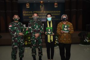 Rendahnya Literasi Informasi Dapat Timbulkan Konflik Komunal JAKARTA, tniad.mil.id- Koordinator Staf Ahli Kasad, Mayjen TNI Ali Hamdan Bogra, S. IP., M. Si., dalam sambutan tertulisnya yang dibacakan oleh Pati Ahli Kasad Tingkat-III Bidang Polkamnas, Mayjen TNI Cahya Komara menegaskan bahwa rendahnya tingkat literasi informasi masyarakat dapat menimbulkan konflik komunal di tengah-tengah masyarakat. Selanjutnya, Koorsahli Kasad menjelaskan bahwa dampak dari konflik tersebut tidak hanya dirasakan oleh pihak yang bertikai, namun juga dirasakan oleh pihak yang tidak terlibat langsung. Konflik komunal antar kelompok masyarakat yang dilakukan secara anarkis dan destruktif menyebabkan keresahan dan mengganggu ketertiban umum, yang muaranya dapat melahirkan ancaman disintegrasi bangsa. Hal tersebut disampaikan pada rangkaian kegiatan Forum Group Discussion (FGD) tentang Meningkatkan Literasi Informasi Masyarakat Guna Mencegah Konflik Komunal, yang diselenggarakan oleh Sahli Kasad, Rabu (15/9), di Pusziad, Matraman Jakarta Timur. “ Potensi ancaman yang berkembang harus dianalisa, dievaluasi dan dipetakan guna merumuskan tindakan pencegahan konflik sejak dini, sebelum konflik berkembang pada eskalasi lebih besar. Dalam konteks ini, TNI AD sebagai bagian integral dari TNI, wajib ikut serta dalam upaya pencegahan konflik komunal di tengah masyarakat dengan pendekatan yang rasional dan proporsional guna mendapatkan simpati, memenangkan hati dan pikiran masyarakat ( winning people’s heart and minds), “ jelas Mayjen Ali Hamdan Bogra dalam sambutan tertulisnya. Dalam Forum diskusi ini menghadirkan tiga narasumber, yakni Direktur Jenderal Informasi dan Komunikasi Publik Kemenkominfo RI Prof. Dr. Widodo Muktiyo, Kasdam XII/Tanjungpura Brigjen TNI Djaka Budhi Utama mewakili Pangdam XII/Tpr, dan Asdep Koordinasi Informasi Publik dan Media Massa Kemenkopolhukam RI Drs. Muztahidin, M.M yang dimoderatori oleh Balqis Manisang dari TV One. Pada kesempatan tersebut, Prof Widodo menjelaskan bahwa karakteristik era post truth dewasa ini, antara lain telah melahirkan suatu kebenaran, fakta dan bukti tidak terlalu penting lagi sepanjang narasi, cerita dan pemikiran diterima berdasarkan kesamaan pandangan, pikiran dan keyakinan. “Dengan begitu, akan tumbuh subur cara-cara manipulatif dan menyihir orang untuk mempercayai berdasarkan prinsip-prinsip di luar penalaran dan akal sehat. Masyarakat adalah konsumen, produsen, sekaligus distributor informasi melalui maraknya media sosial, agar masyarakat tidak kebingungan di tengah era tsunami informasi saat ini perlu adanya orkestrasi tunggal untuk meluruskan arus informasi yang ada, “ ungkap Profesor Widodo. Sementara itu, Kasdam XII/Tanjungpura yang mewakili Pangdam XII/Tpr menguraikan, bahwa masalah yang dihadapi Kodam XII/Tanjungpura dengan kondisi masyarakat yang majemuk, di antaranya adalah hubungan antara sistem pemerintahan dengan masyarakat suku bangsa yang muncul karena dianggap mengambil alih dan menguasai wilayah suku bangsa, yang secara tradisional menjadi hak ulayat mereka. “Salah satu upaya untuk mengatasinya adalah dengan penggalangan terhadap forum paguyuban merah putih di wilayah Kalimantan Barat dan Kalimantan Tengah, “ tuturnya. Muztahidin, sebagai perwakilan dari Kemenpolhukam RI menegaskan bahwa untuk mencegah konflik meluas dan merugikan lebih banyak, diperlukan berbagai upaya preventif dan persuasif yang jauh lebih efektif dan memiliki dampak jangka panjang ketimbang upaya represif, dengan memanfaatkan media mainstream dan media sosial guna mendinginkan situasi. Kegiatan FGD diikuti oleh para perwira dari Itjenad, Sahli Kasad, Sintelad dan Sterad, Dispenad, Setjen Kemhan RI, Sahli Pangdam IV/Dip, Sahli Pangdam VI/Mlw, Sahli Pangdam XII/Tpr, Sahli Pangdam XVI/Ptm, Staf Kemenkopolhukam RI, Staf Kemenhan RI, Staf Kemenkominfo RI dan pejabat lainnya. (Dispenad)