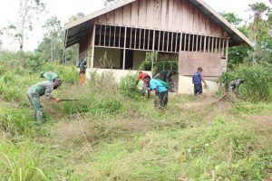 Gotong-Royong, Satgas Yonif 125/Si’mbisa Bersama Warga Percantik Kampung Kondo