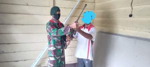 Percaya TNI, Warga Maluku Kembali Serahkan 3 Senpi dan 1 Granat Ke Satgas Yonif RK 732