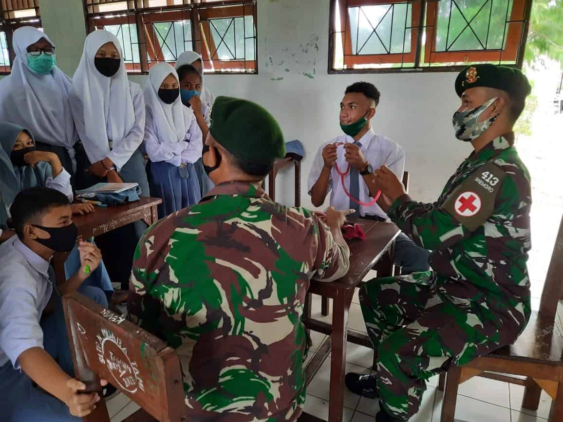 Sambangi SMA Negeri 6 Skouw Jayapura, Satgas Yonif MR 413 Berikan Pengenalan Ilmu Kesehatan