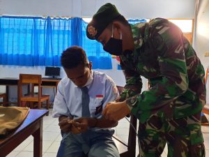 Tingkatkan Kemampuan Siswa SMK Papua, Satgas Yonif 413 Bremoro Berikan Materi Komputer