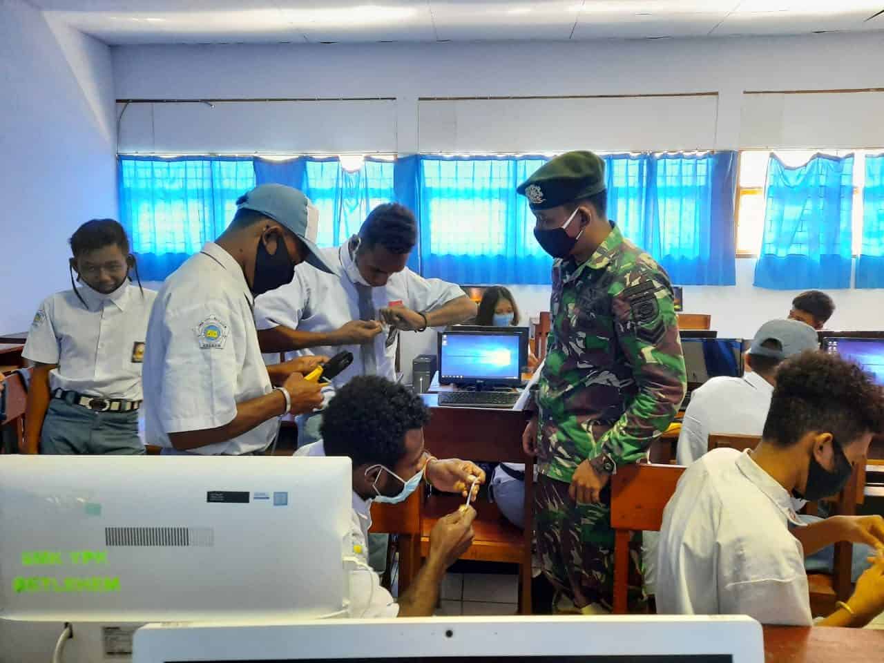 Tingkatkan Kemampuan Siswa SMK Papua, Satgas Yonif 413 Bremoro Berikan Materi Komputer