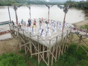 Lestarikan Warisan Leluhur, Satgas Pamtas Yonif Raider 200/BN Latih Anak Perbatasan Bela Diri Pencak Silat