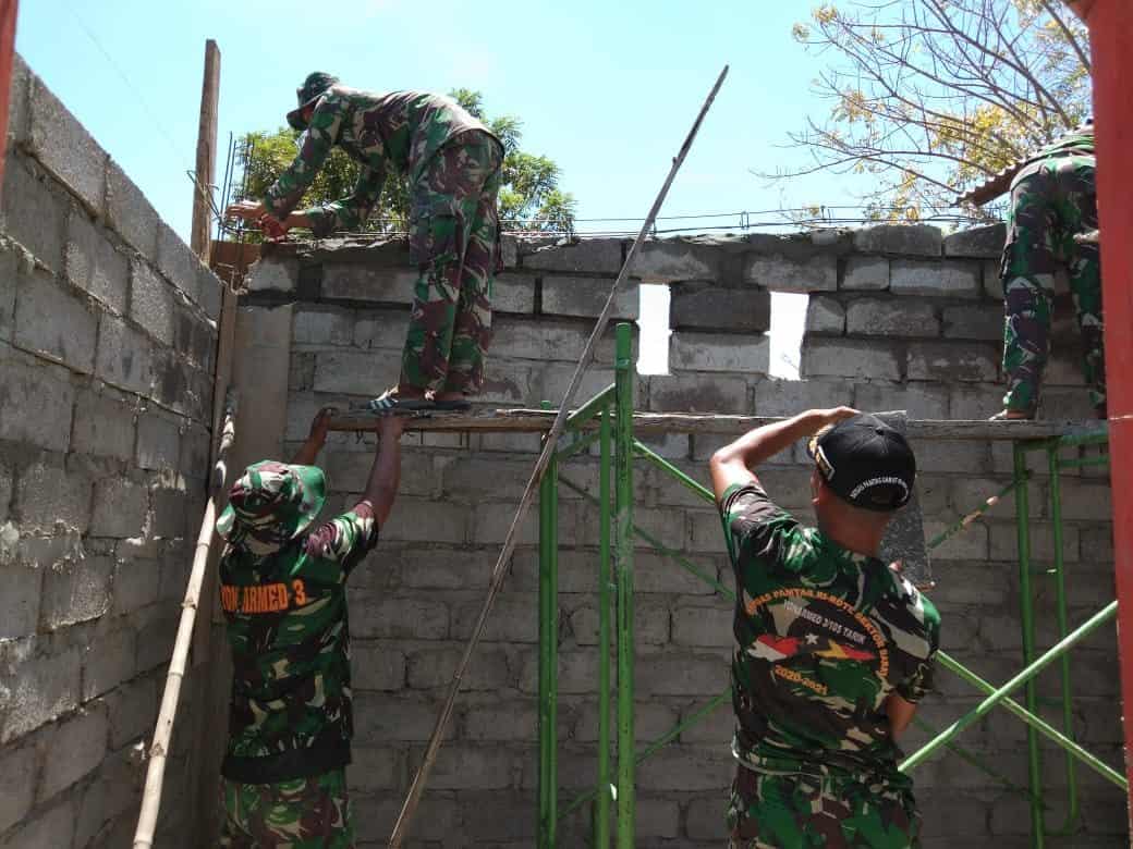 Kerja Keras Sejahterakan Masyarakat, Satgas Yonarmed 3/105 Tarik Bangun Dapur TK Dharma Wanita