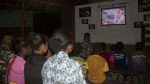 Sajikan Hiburan dan Edukasi, Satgas Yonif 125 Nobar dengan Warga Bupul